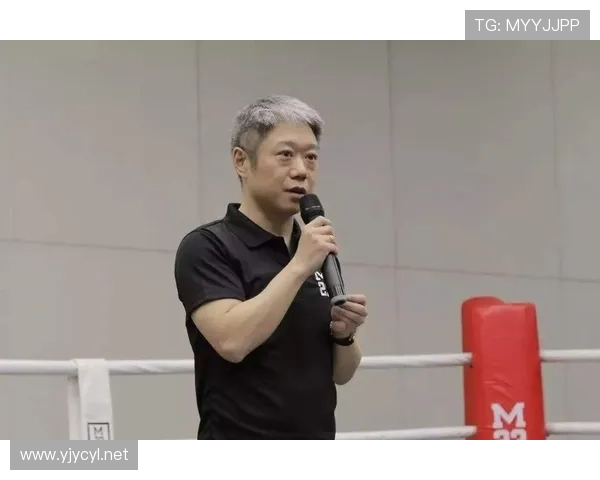 徐灿穿着运动衫背着能付我半年房租的包，瞬间从拳迷变吃瓜群众