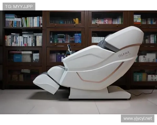 杨力维训练完肚子还能看到按摩椅，这生活简直跟普通人没法比！