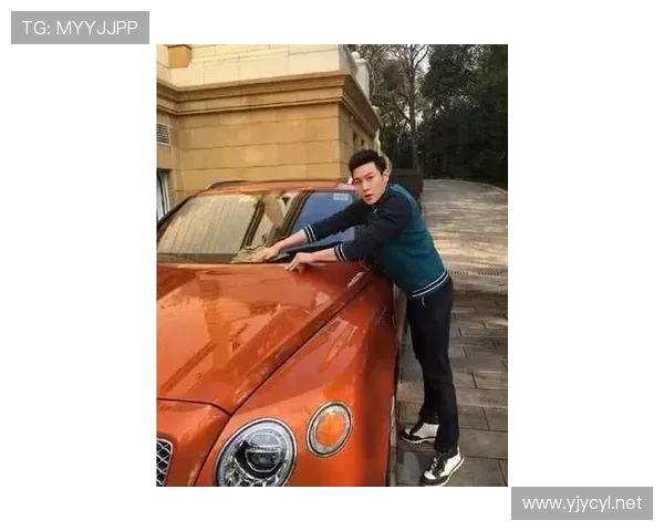 陆光祖站在豪车旁穿着菜市场拖鞋，笑得像个街坊少年